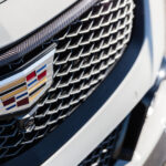 Cadillacs grille på en vit Cadillac CTS (AI text)