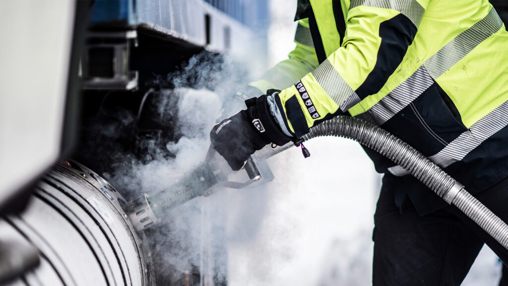 En lastbilsförare reparerar en lastbilstyre. (AI text)