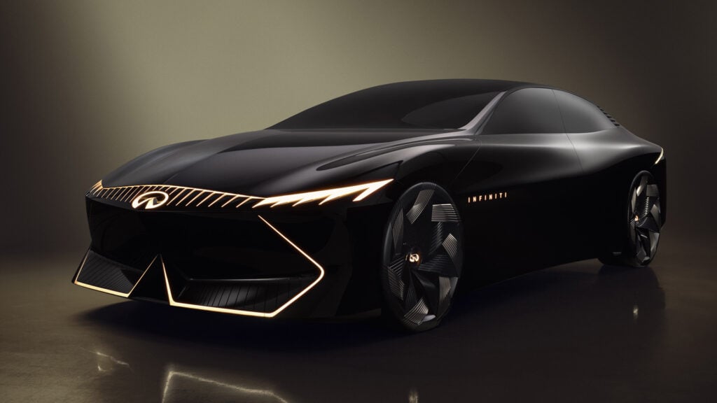 Lexus konceptbil visas i en mörk salong. (AI text)