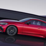 Mercedes C-kupén visas i rött. (AI text)