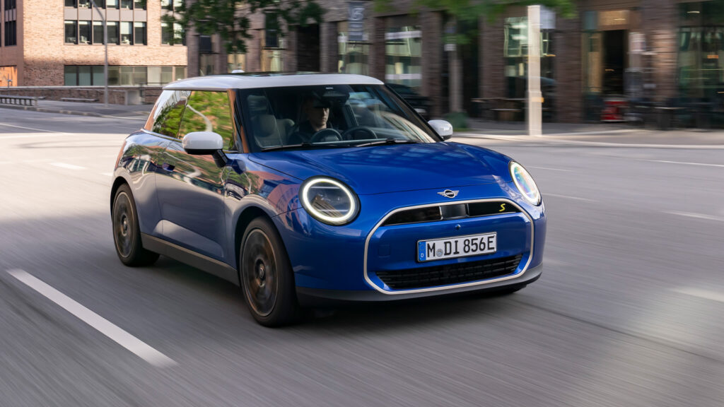 den nya Mini Cooper S kör ner gatan (AI text)