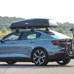 En Volvo S60 med en cykelhängare på bakluckan. (AI text)