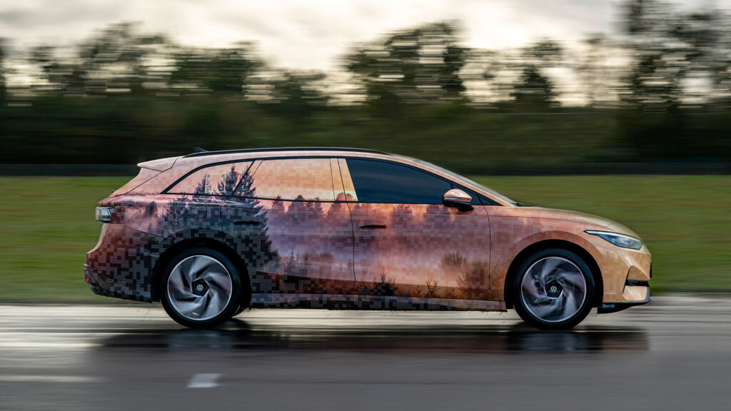 En bil kör på en bana. (AI text)