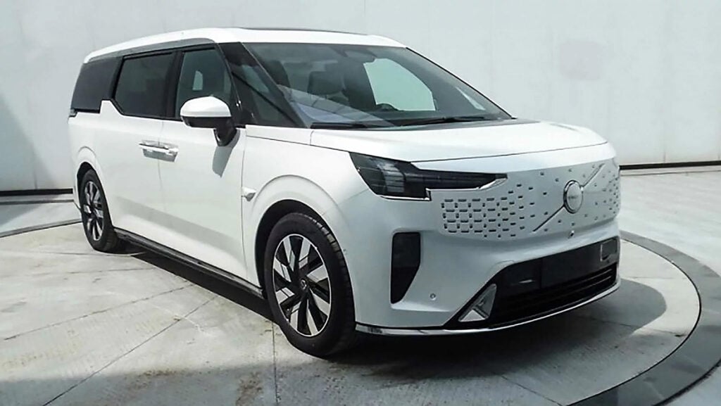 En vit bil parkerad i en cirkelrum (AI text)