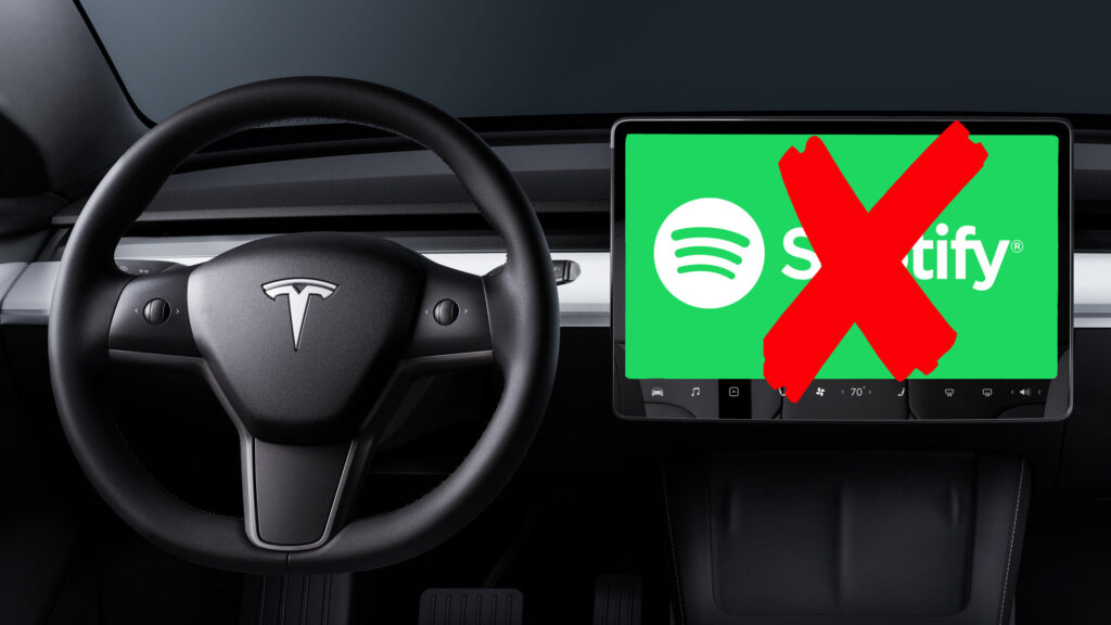 En Tesla Model S med en grön fläckig spot. (AI text)