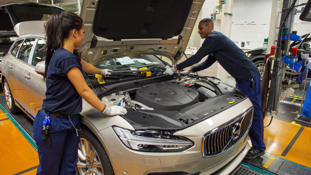 En bil repareras i en fabrik. (AI text)