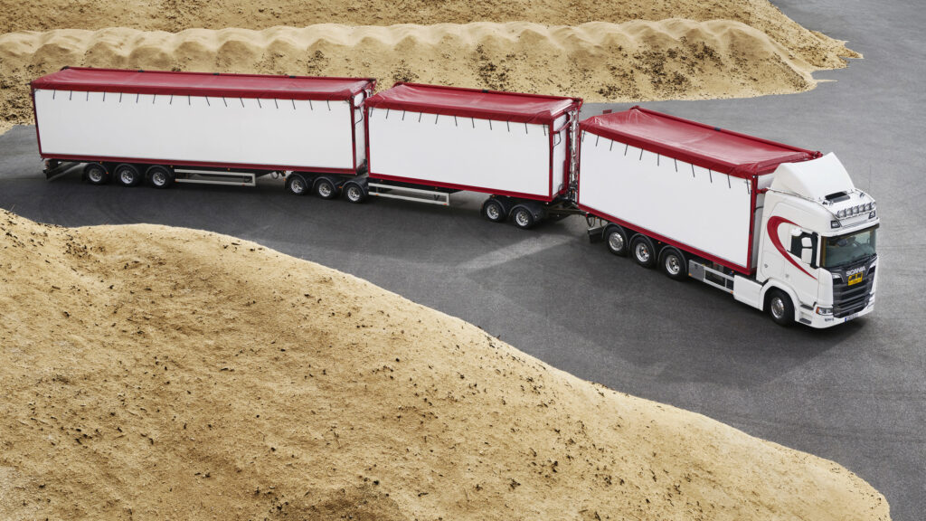 En lastbil kör genom en sandfält. (AI text)