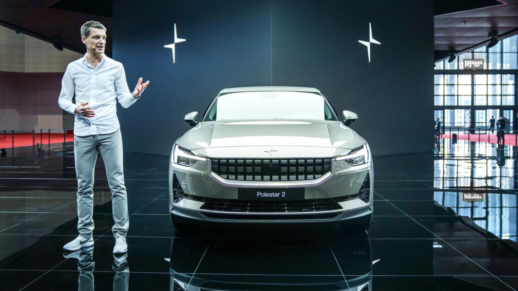 En man står bredvid en bil. (AI text)