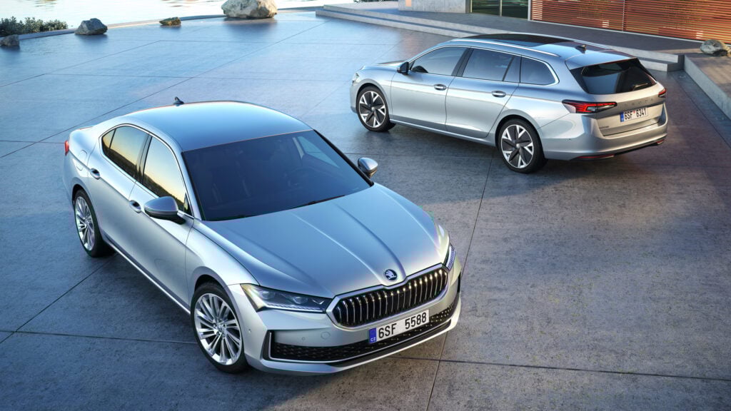 En silverfärgad Skoda sedan parkerad på en infartsväg. (AI text)