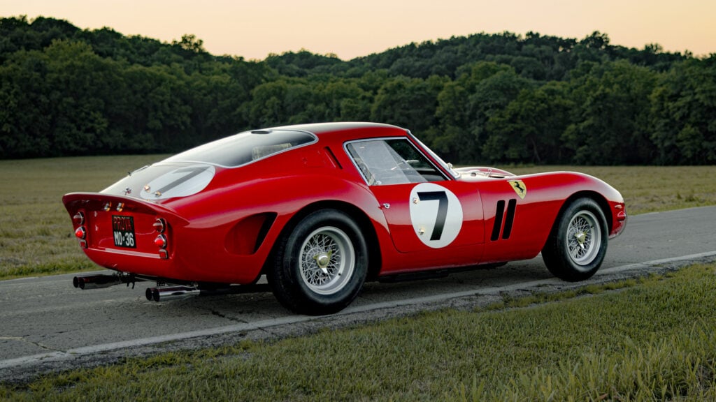 En röd Ferrari GTB kör nerför en landsväg. (AI text)