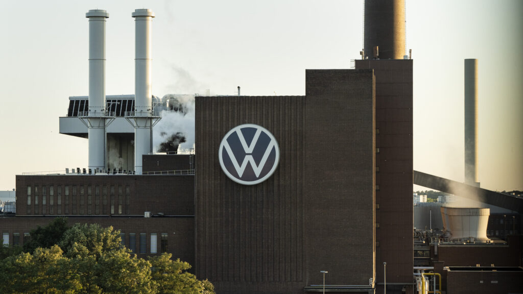 En Volkswagen-fabrik i en stad (AI text)