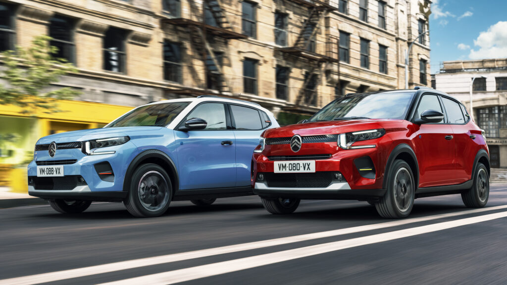 Bilar kör nedför en stadsgata. (AI text)