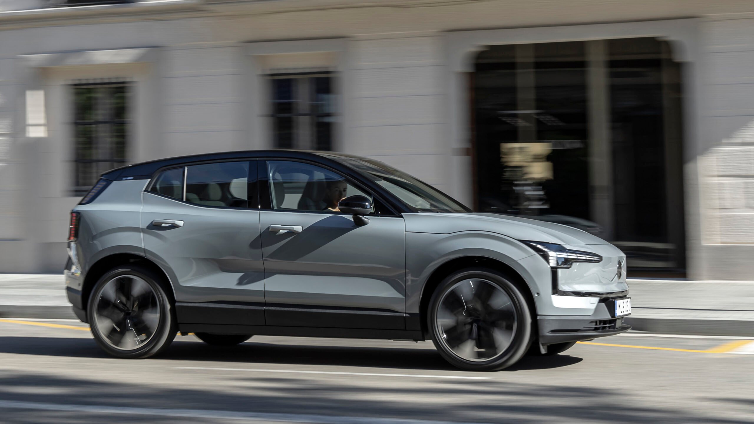 Volvo e-tron kör ner gatan. (AI text)