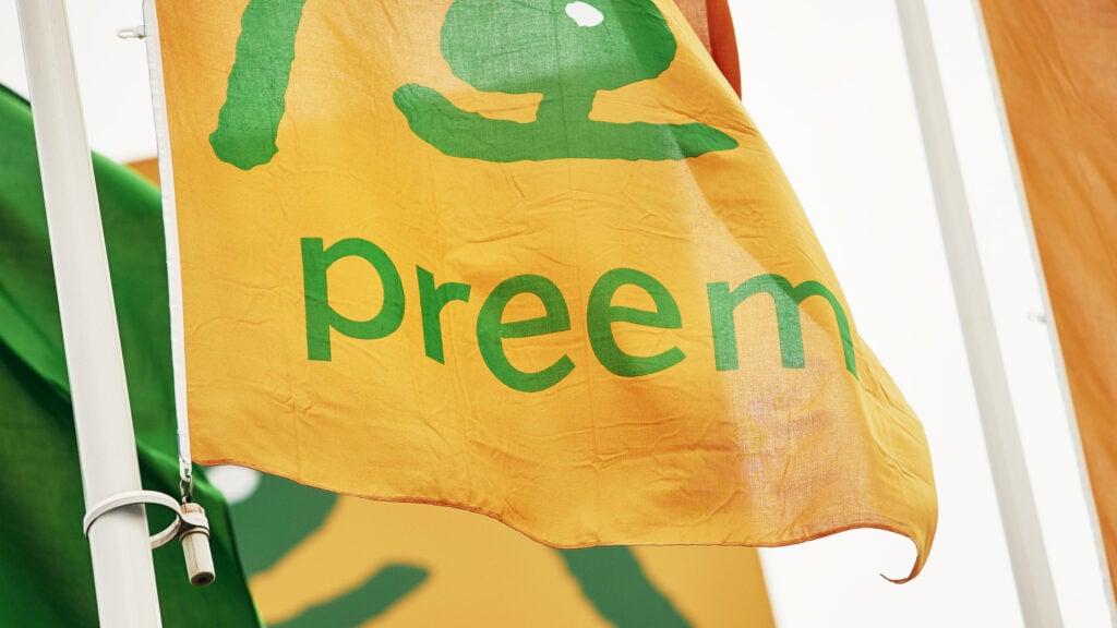 En flagga med texten "Prem" och ett bil. (AI text)