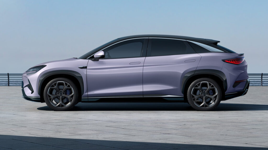 2020 Mitsubishi Evo SUV visas i lila (AI text)