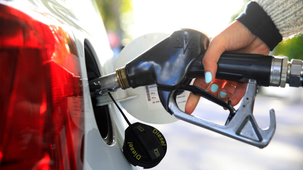 En kvinna fyller på sin bil med bränsle. (AI text)