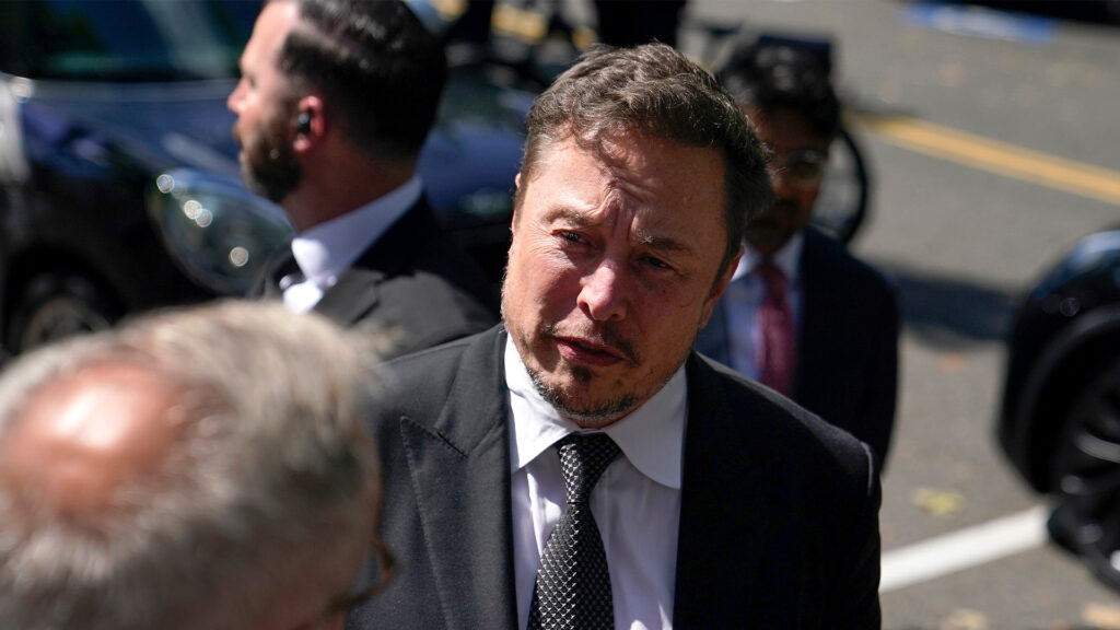 Elon Musk tillsammans med en person vid Elon Musk Foundation. (AI text)