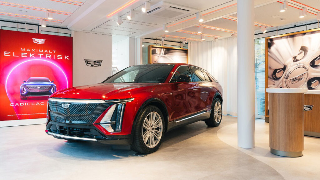 En Cadillacs showrum med en röd SUV. (AI text)