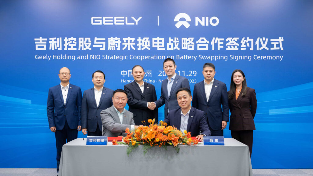 En grupp personer står vid ett bord. (AI text)