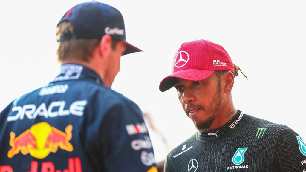 Personer diskuterar loppet. (AI text)