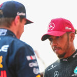 Personer diskuterar loppet. (AI text)