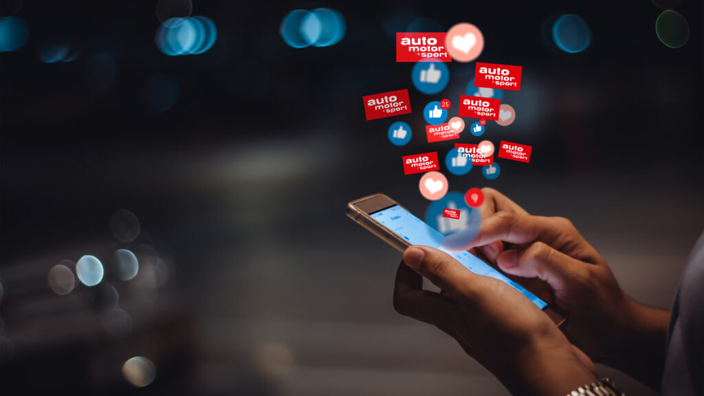 En man använder sin mobil för att titta på ikoner för sociala medier. (AI text)