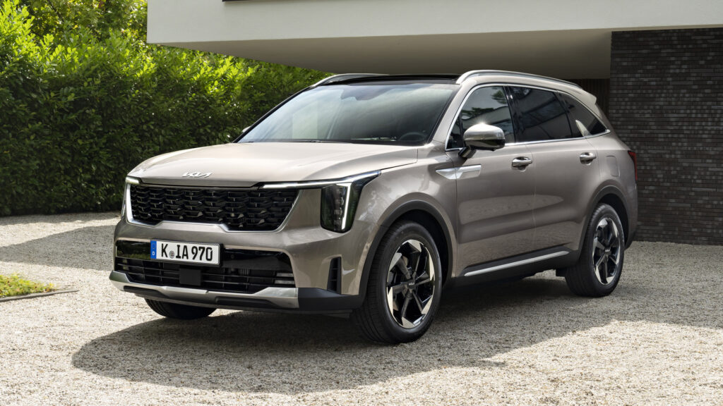 En grå Kia-firätä parkerad framför en villa. (AI text)