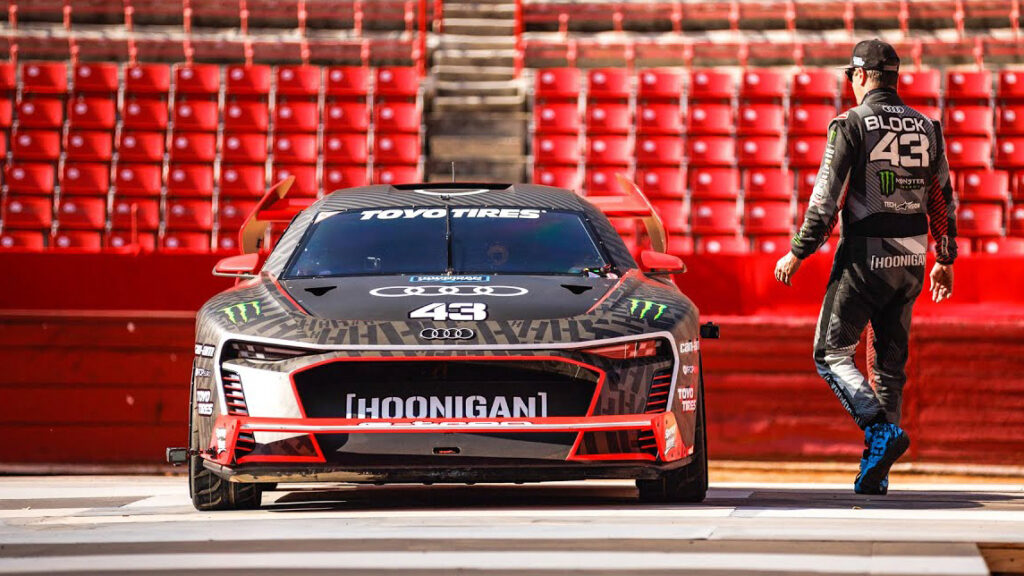 Audi R8 LMS-bil i depån (AI text)