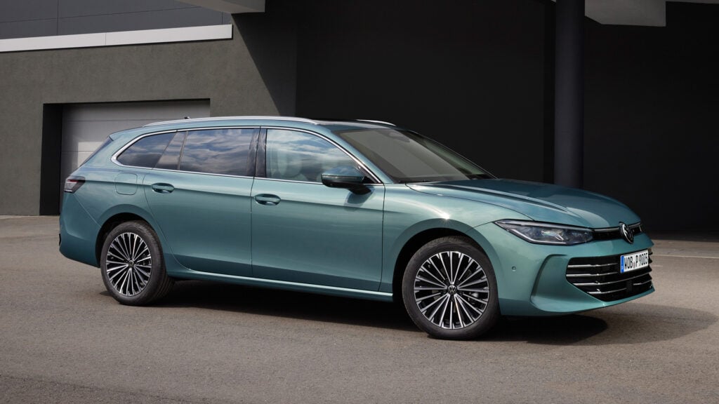 Volkswagen Passat TDI står parkerad framför ett byggnad. (AI text)