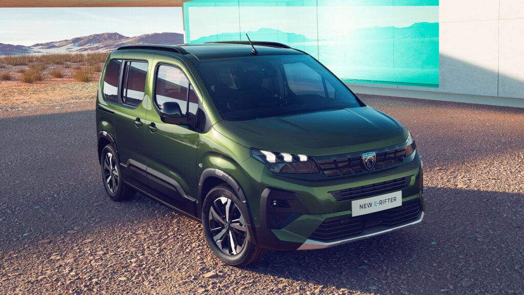 En grön Chevrolet-van parkerad framför ett byggnad. (AI text)