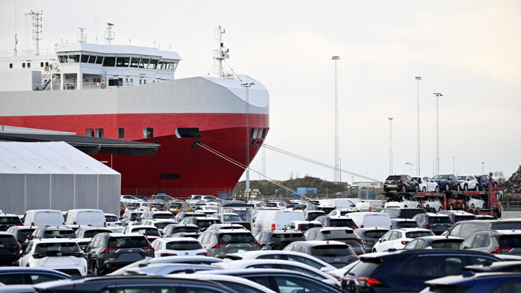 En färja ligger förankrad vid en hamn. (AI text)