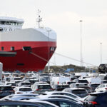 En färja ligger förankrad vid en hamn. (AI text)