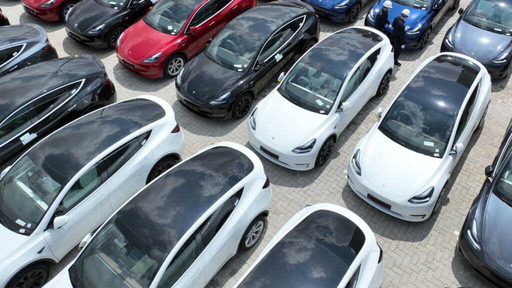 En Tesla Model S parkerad på en parkeringsplats. (AI text)