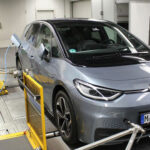 En Volkswagen I3 testas i en fabrik. (AI text)