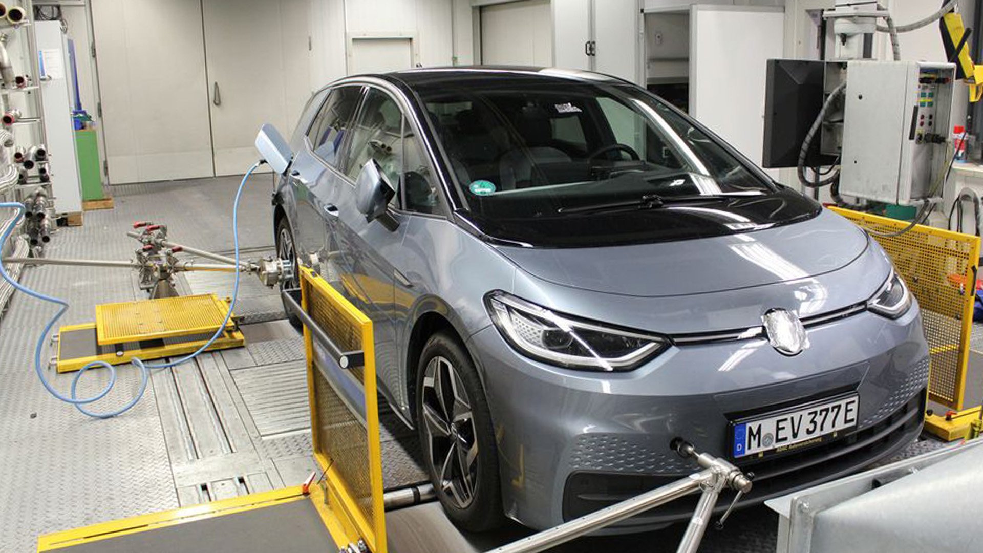 En Volkswagen I3 testas i en fabrik. (AI text)