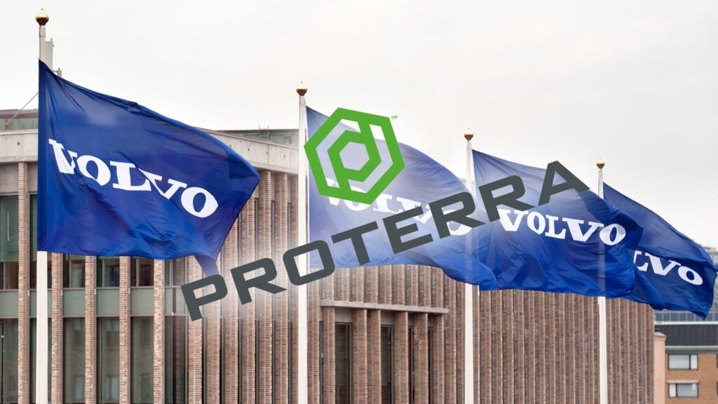 En grupp personer står framför ett byggnad med en flagga. (AI text)