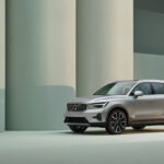 En silverfärgad 2019 Volvo XC90 SUV parkerad i en parkeringsplats. (AI text)