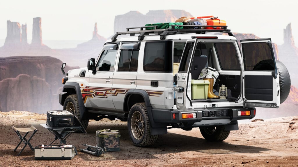 En SUV med öppna dörren i öken (AI text)