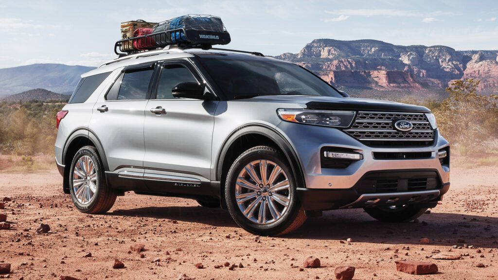 En silverfärgad Ford Explorer parkerad på en grusväg. (AI text)