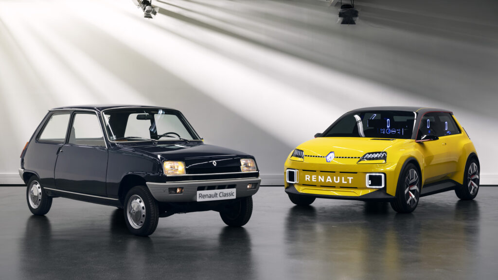 En liten bil och en liten lastbil i ett rum. (AI text)