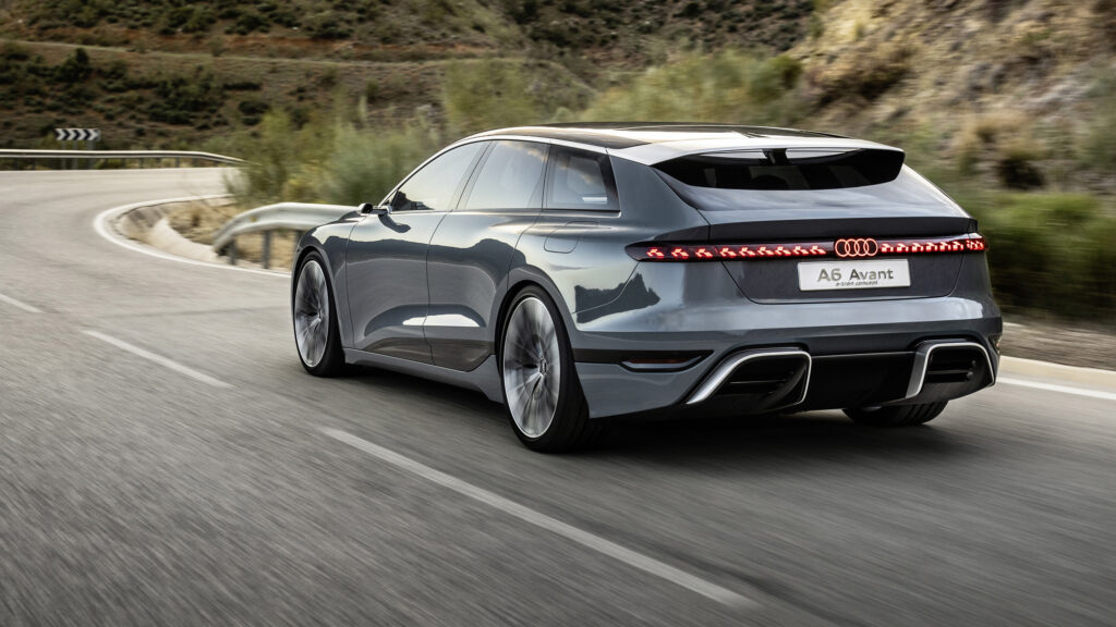 Den nya Jaguar I-Pace kör nedför en bergsväg. (AI text)