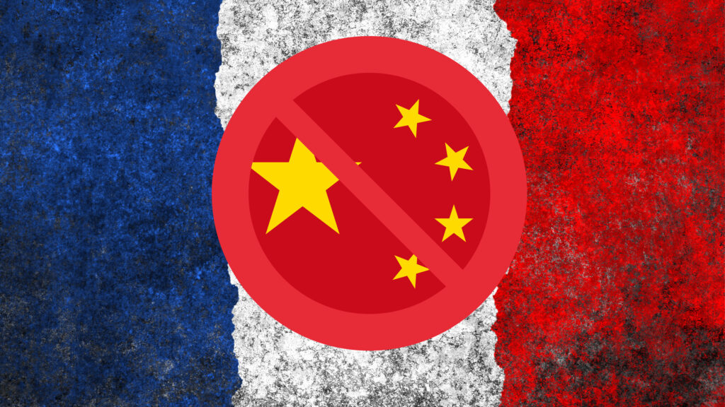 En bil med Kinas flagga och flaggan för kinesiska folket monterade på den. (AI text)