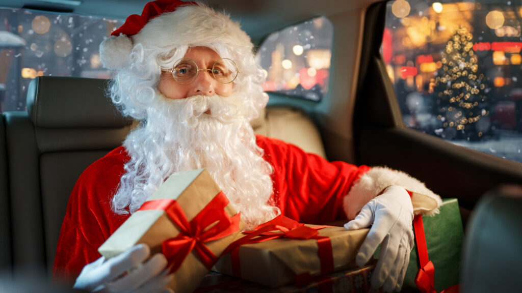 Santa Claus kör i en bil med paket som passagerare. (AI text)