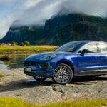 En Porsche Macan parkerad på en klippa i bergen. (AI text)