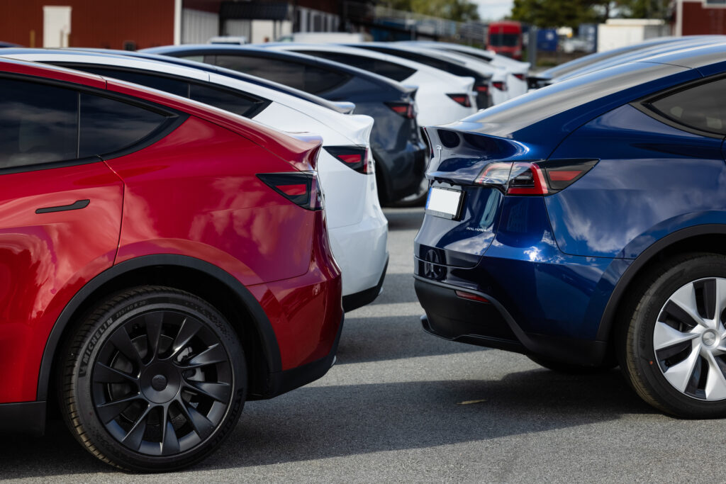 En grupp Tesla Model X parkerade i en parkeringsplats. (AI text)