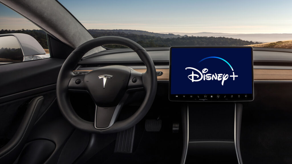 Inre av en Tesla Model S med Disney Channel-logotyp. (AI text)