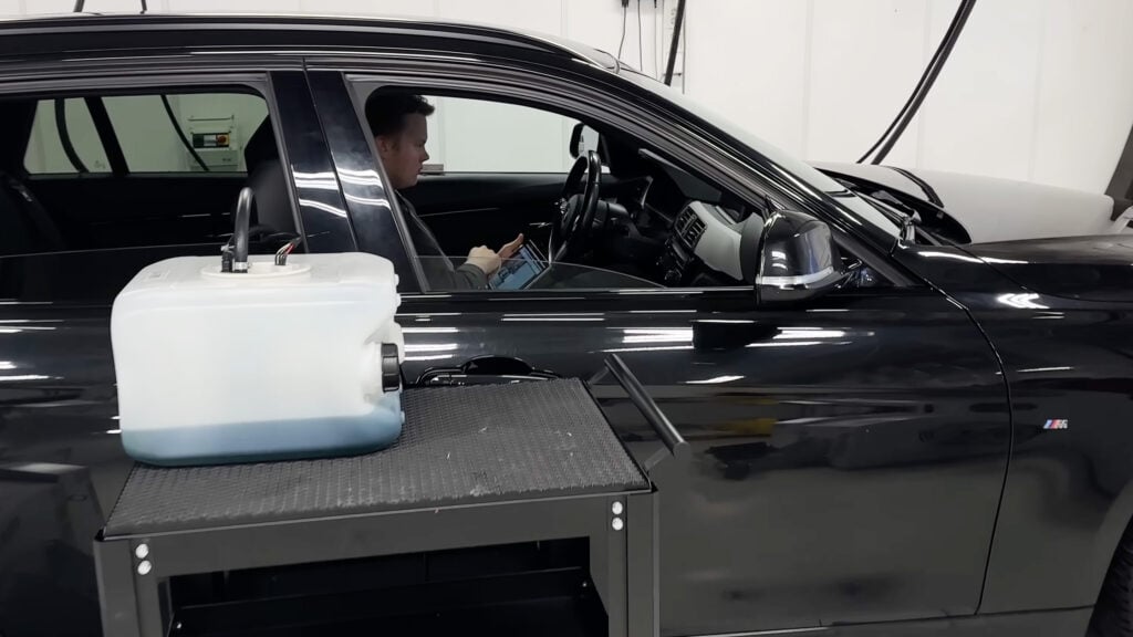 En BMW X5 M40i rengörs i en garage. (AI text)