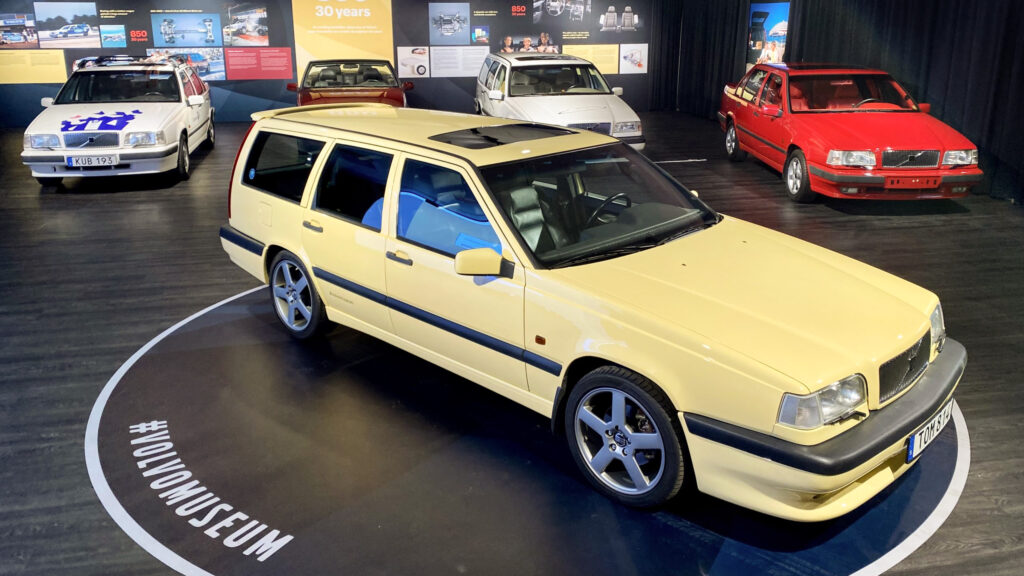 En grupp bilar utställda i ett museum (AI text)