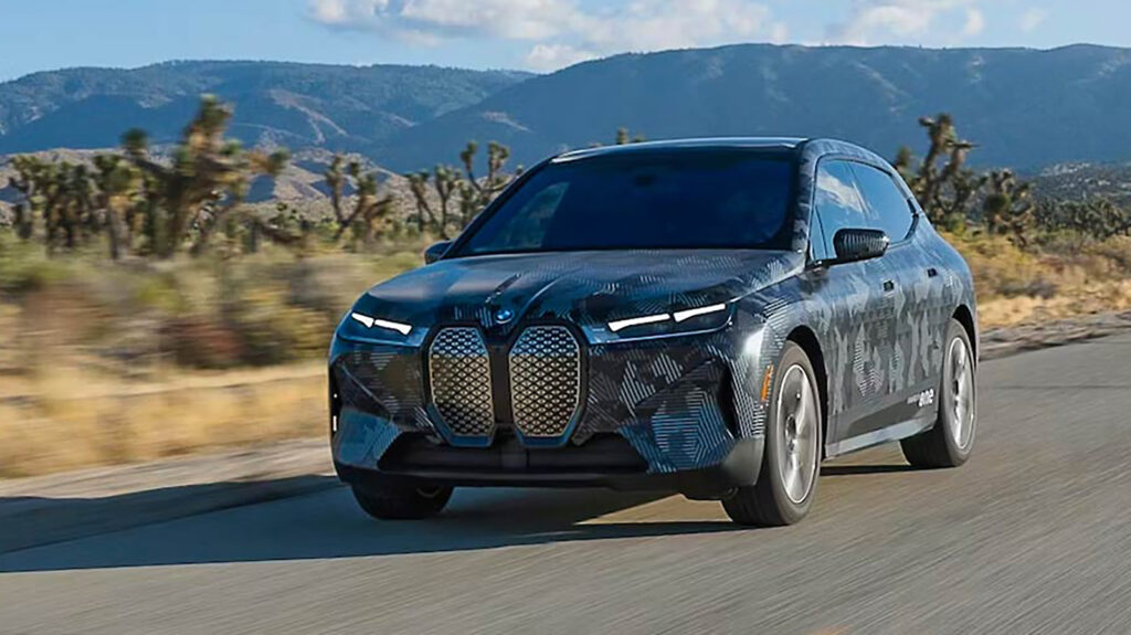 BMW X1 kör längs en ökenväg. (AI text)