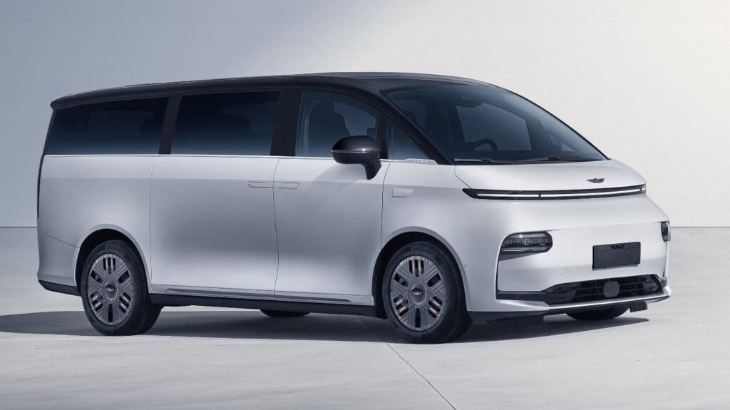 Toyota EV-konceptet visas i en vit rummiljö. (AI text)